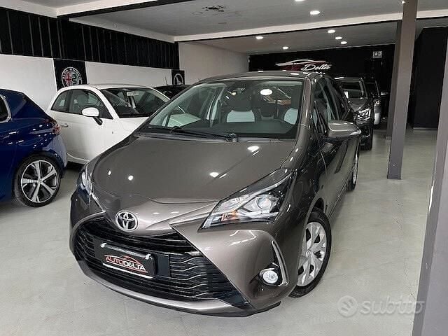 Usata Toyota Yaris Active 72 CV (52 kW) 2019 Grigio Berlina