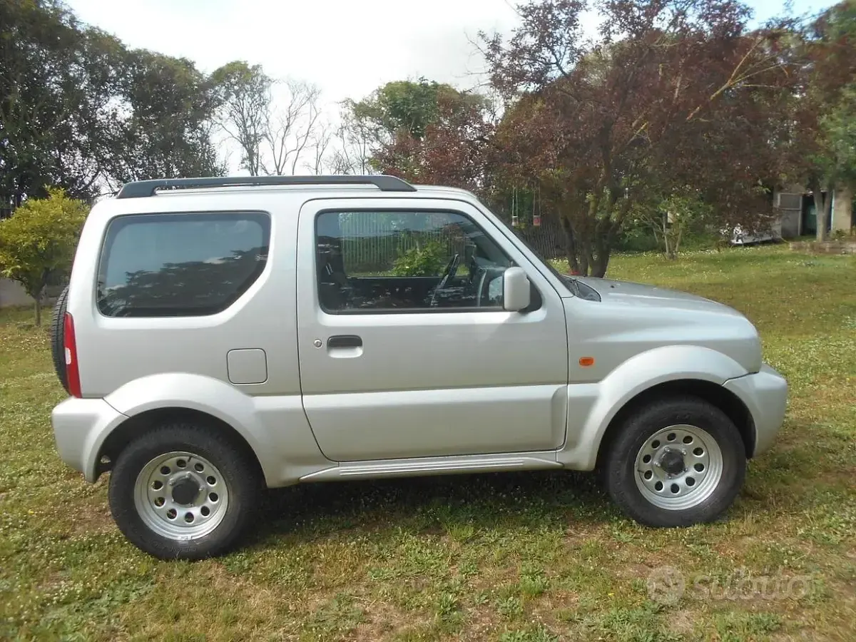 Usata Suzuki Jimny 85 CV (62 kW) 2008 Grigio SUV