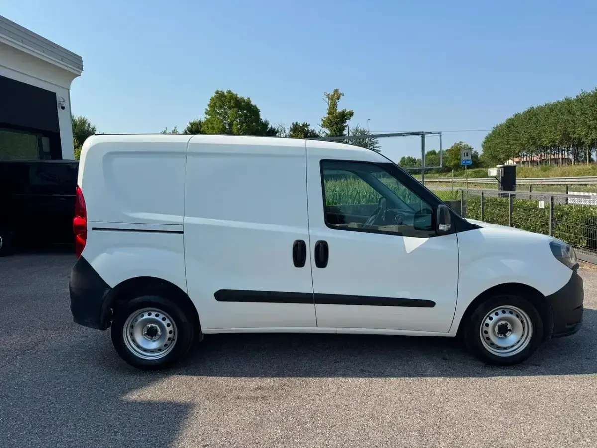 Usata Fiat Doblò Lounge 120 CV (88 kW) 2021 Bianco Monovolume