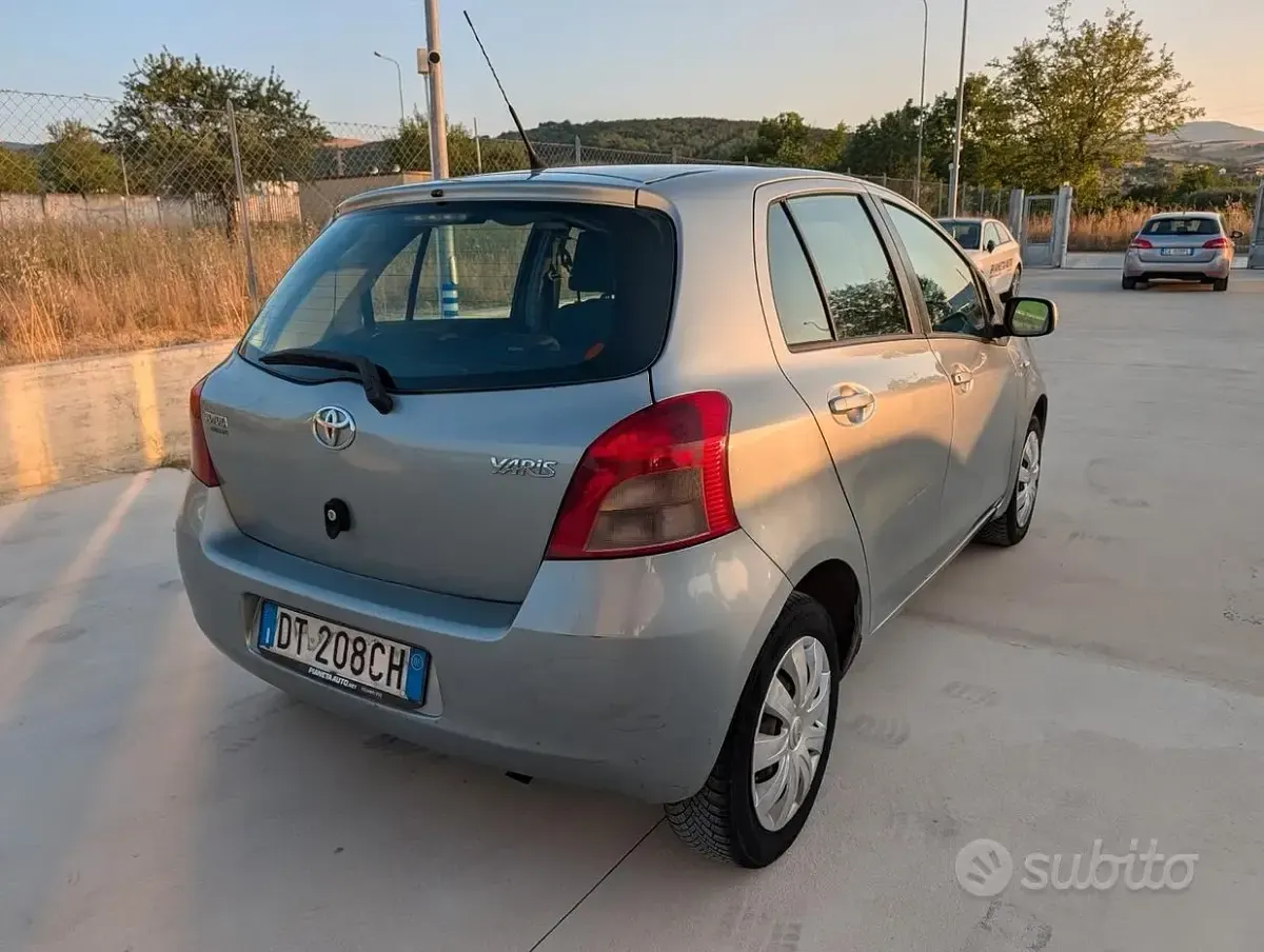 Usata Toyota Yaris Sol 90 CV (66 kW) 2008 Grigio Utilitaria