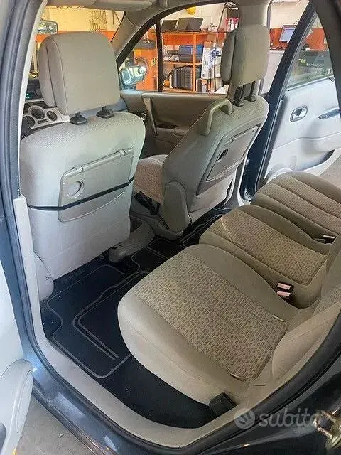 Usata Renault Scénic 106 CV (77 kW) 2006 Grigio Monovolume