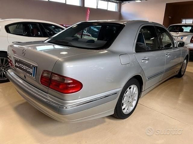Usata Mercedes E220 Executive 143 CV (105 kW) 2002 Grigio Berlina