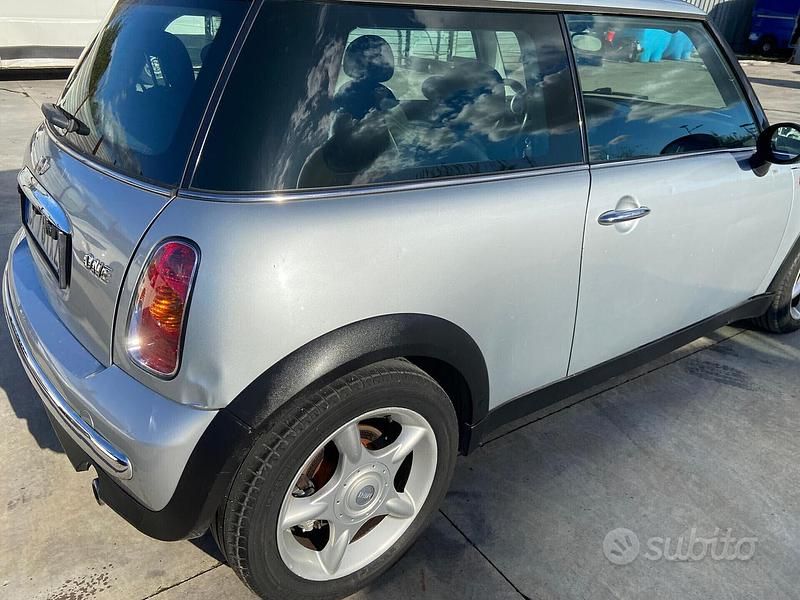Usata Mini ONE 89 CV (65 kW) 2004 Grigio Utilitaria