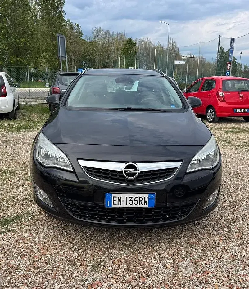 Usata Opel Astra 140 CV (102 kW) 2012 Nero Station wagon