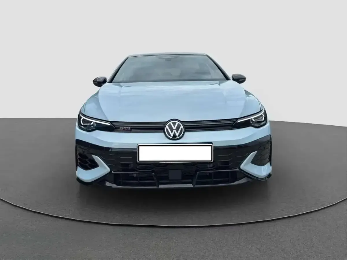 Usata VW Golf VIII Style 300 CV (220 kW) 2025 Crystal ice blue metallic Berlina