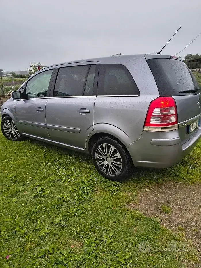 Usata Opel Zafira 125 CV (91 kW) 2011 Grigio Monovolume