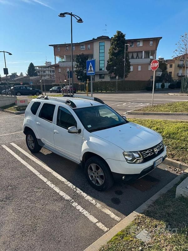 Bianco Usata 2015 Dacia Duster Lauréate SUV | 6900 € (Buon prezzo) - Immagine 1/4