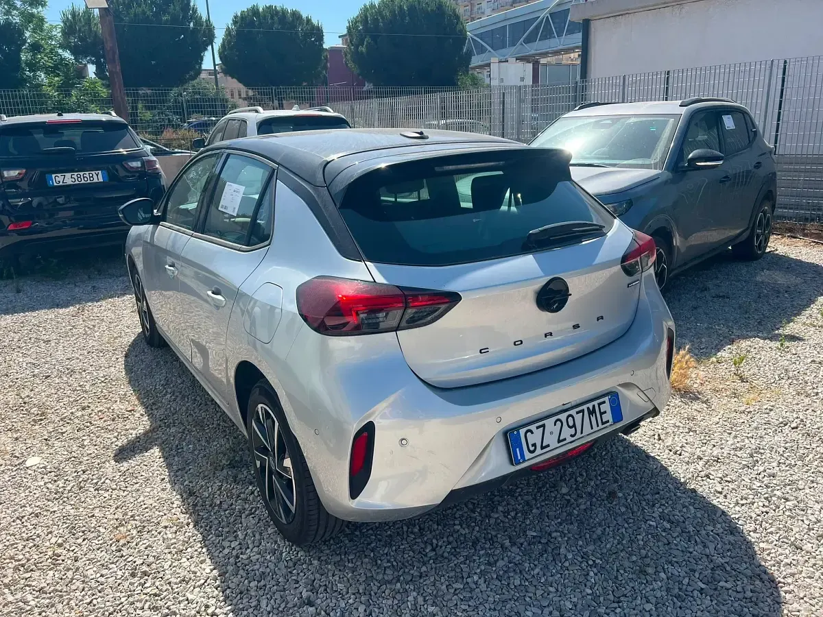 Usata Opel Corsa 100 CV (73 kW) 2025 Crystal silver Utilitaria