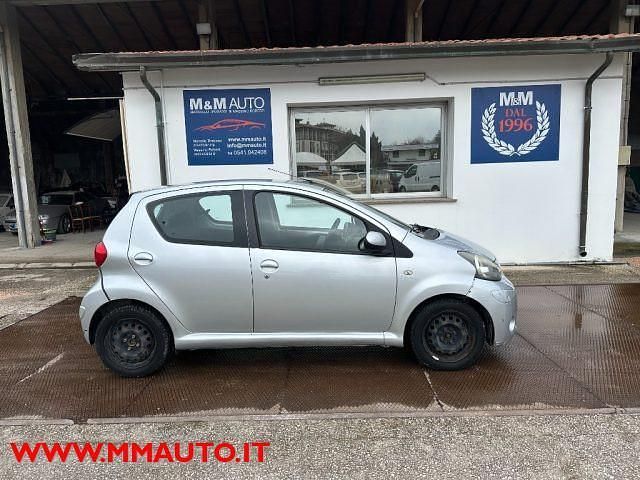 Usata Toyota Aygo Connect Style 67 CV (49 kW) 2012 Argento Utilitaria