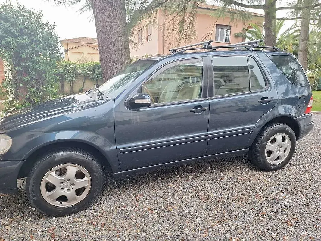 Usata Mercedes ML270 163 CV (119 kW) 2002 Blu/azzurro SUV