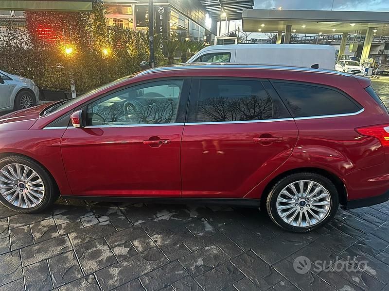 Usata Ford Focus Titanium 116 CV (85 kW) 2011 Rosso Station wagon