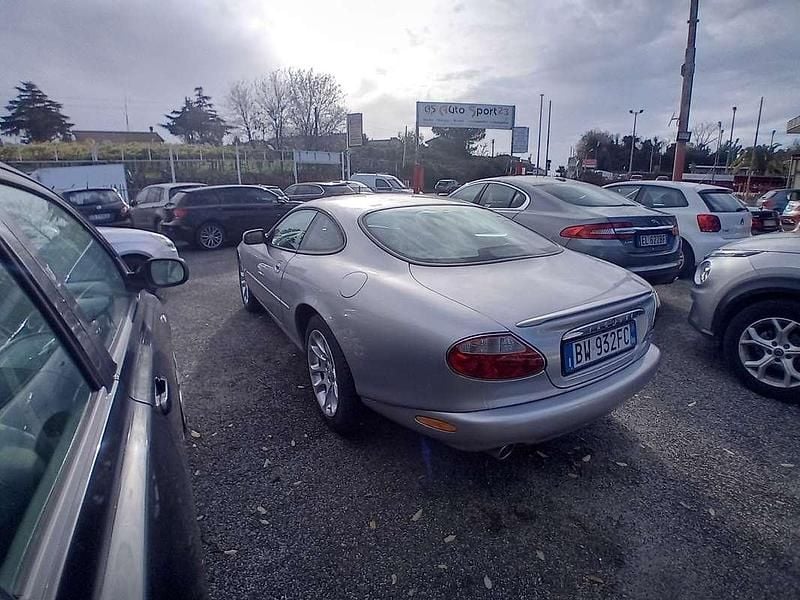 Usata Jaguar XKR Supercharged 363 CV (266 kW) 2001 Argento Coupé