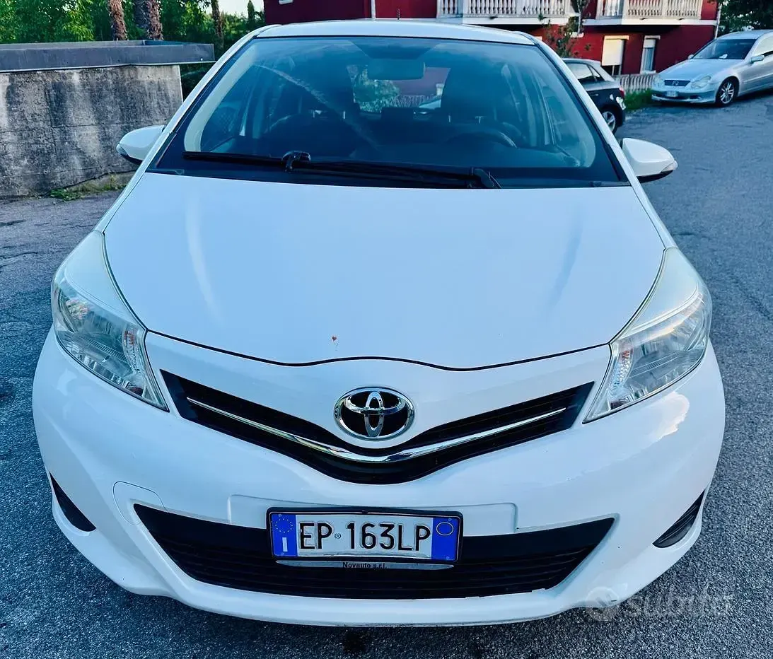 Usata Toyota Yaris Lounge 69 CV (50 kW) 2013 Bianco Utilitaria