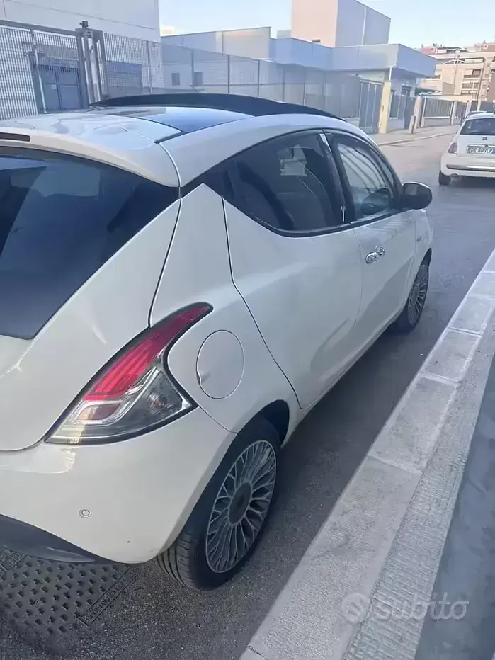 Usata Lancia Ypsilon 95 CV (69 kW) 2011 Bianco Utilitaria