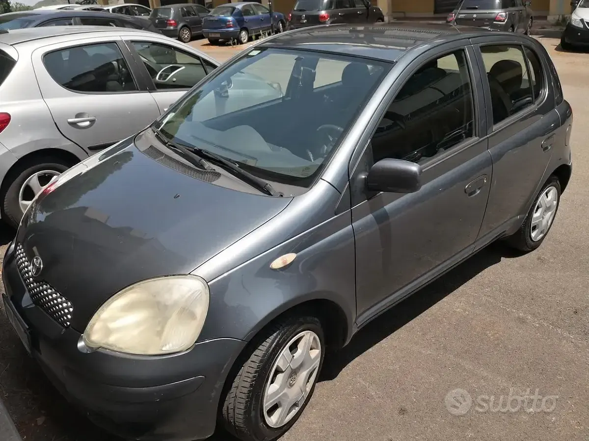 Usata Toyota Yaris 65 CV (47 kW) 2004 Grigio Utilitaria