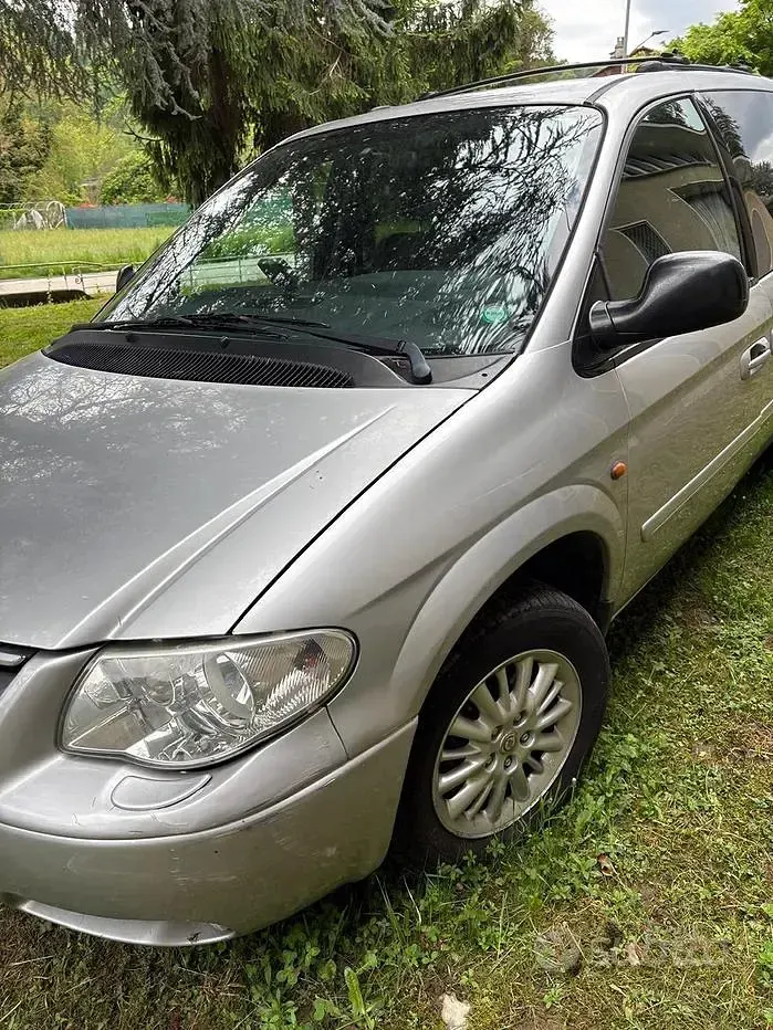 Usata Chrysler Voyager 150 CV (110 kW) 2005 Grigio Monovolume
