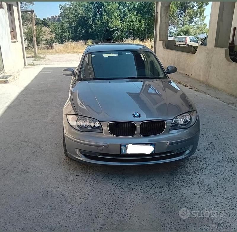 Grigio Usata 2009 BMW 118 Due volumi | 4000 € (Buon prezzo) - Immagine 1/4