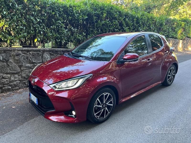 Rosso Usata 2020 Toyota Yaris Tre volumi | 13.999 € - Immagine 1/4