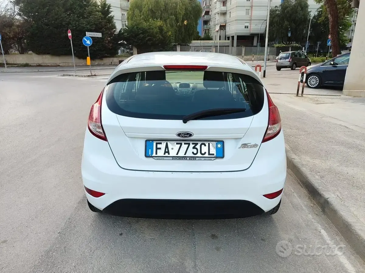 Usata Ford Fiesta 75 CV (55 kW) 2015 Bianco Utilitaria