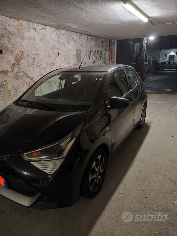 Nero Usata 2021 Toyota Aygo Due volumi | 12.000 € (Buon prezzo) - Immagine 1/4
