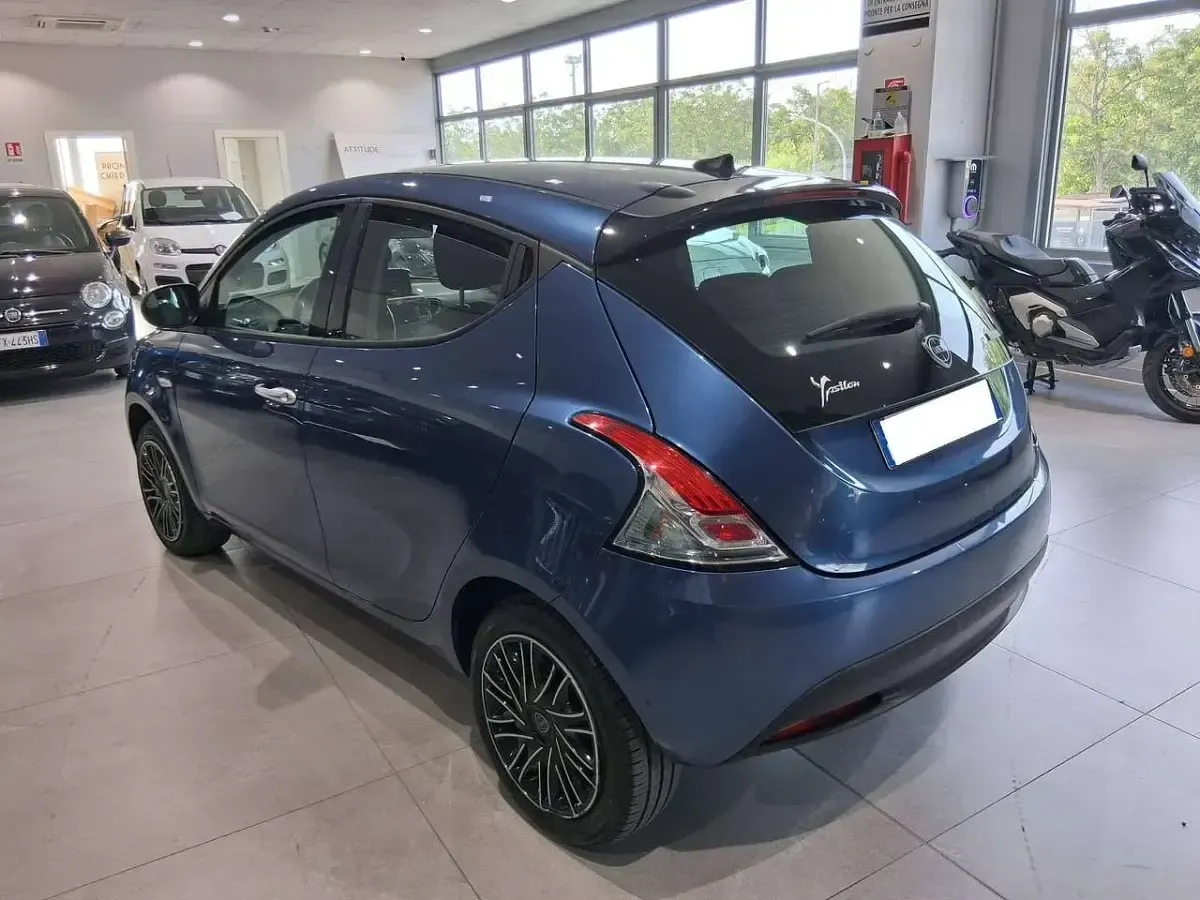 Usata Lancia Ypsilon Silver 69 CV (50 kW) 2023 Blu elegante Utilitaria