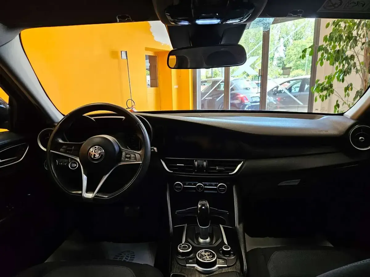 Usata Alfa Romeo Giulia Super 150 CV (110 kW) 2017 Grigio Berlina