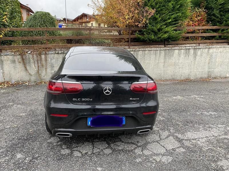 Usata Mercedes GLC300 285 CV (209 kW) 2019 Nero Coupé
