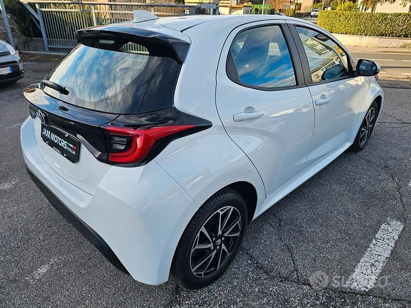 Usata Toyota Yaris Trend 72 CV (52 kW) 2023 Bianco pastello Berlina