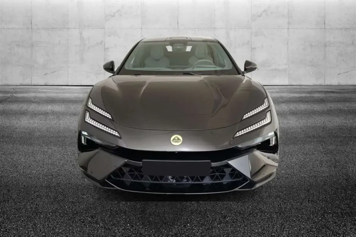 Usata Lotus Emeya 139 kW (190 CV) 2025 Nero Utilitaria