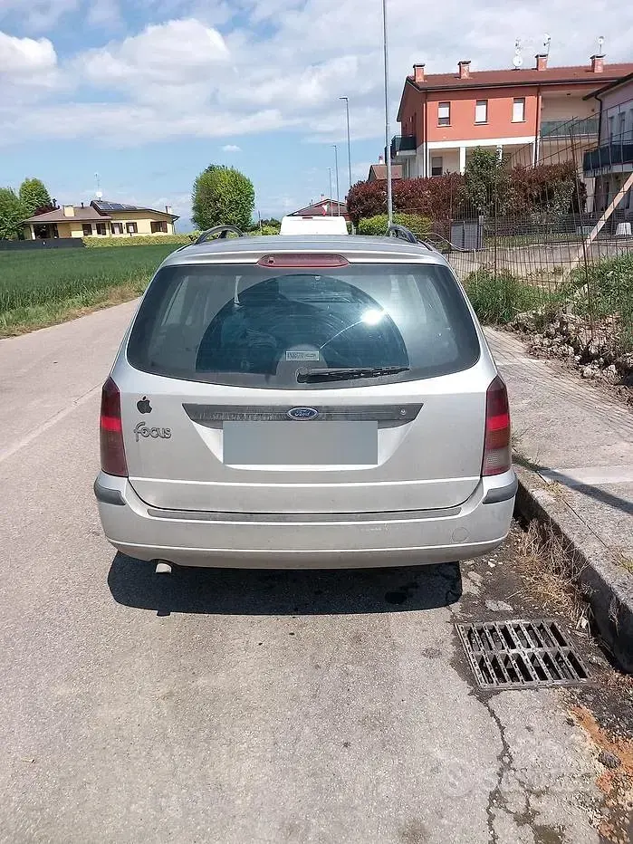 Begagnad Ford Focus 90 HK (66 kW) 2002 Grå Kombi