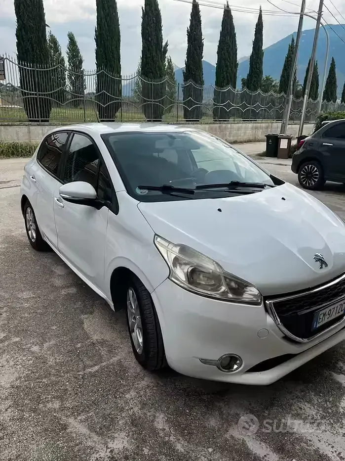 Usata Peugeot 208 68 CV (50 kW) 2012 Bianco Utilitaria