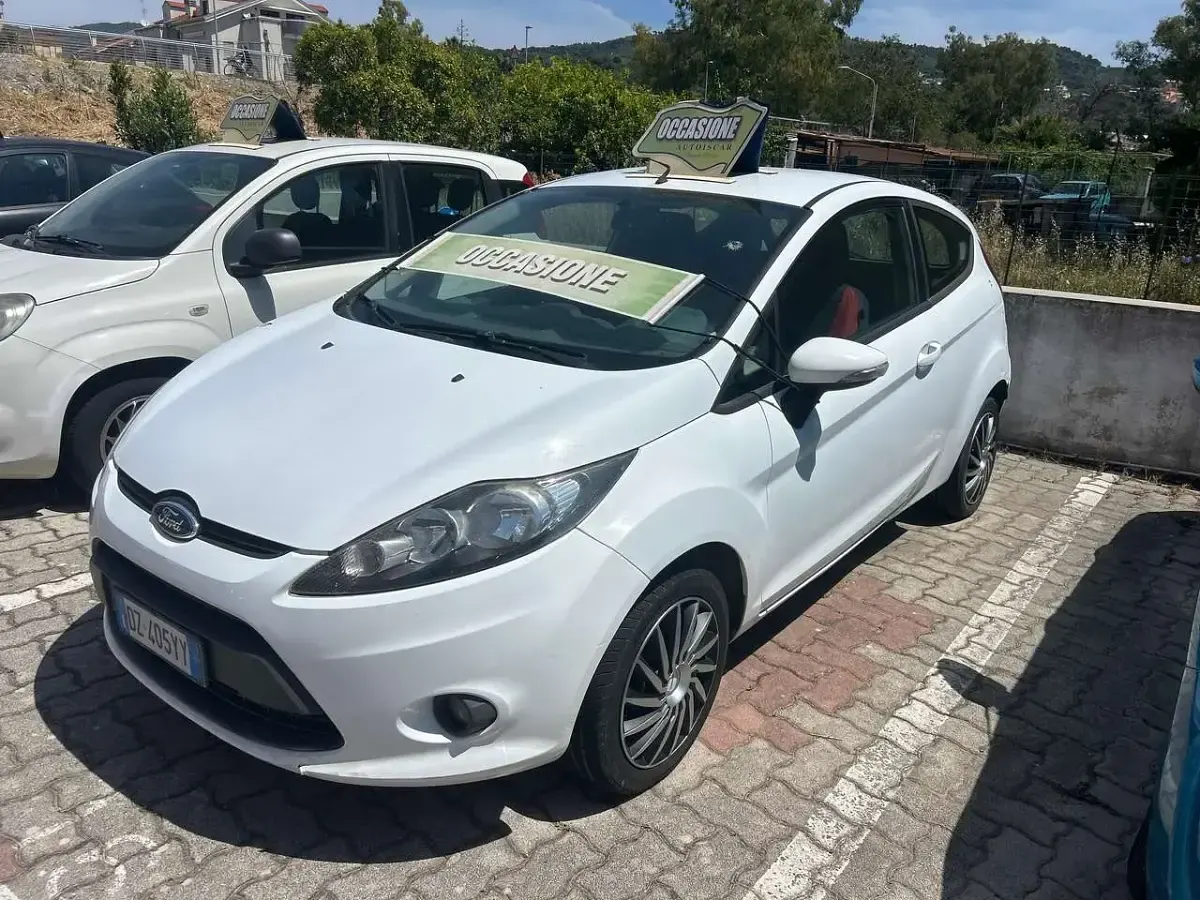 Usata Ford Fiesta 82 CV (60 kW) 2010 Bianco Berlina