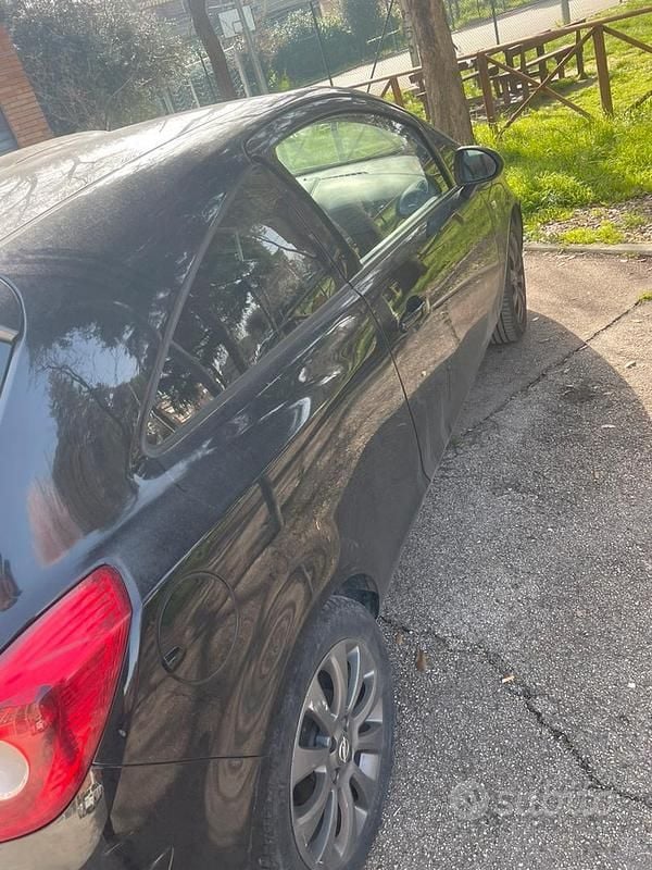 Usata Opel Corsa 85 CV (62 kW) 2010 Nero Utilitaria