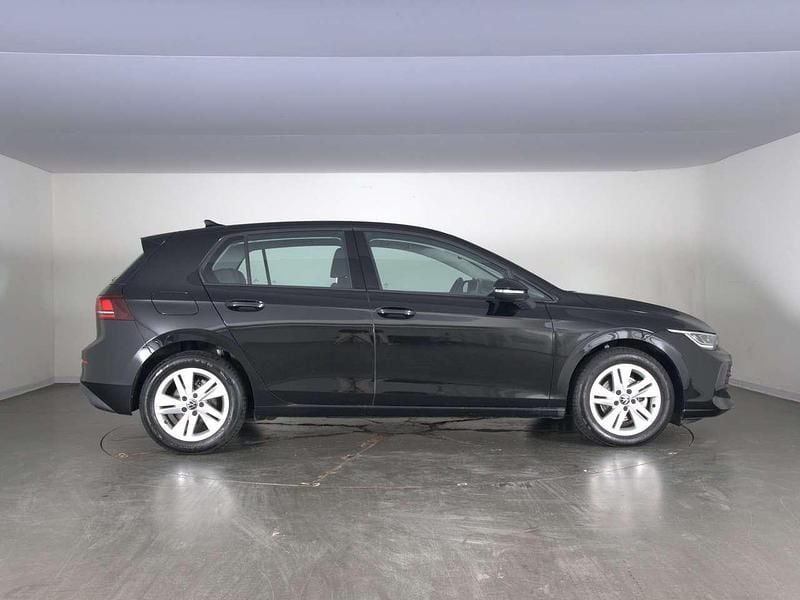 Usata VW Golf VIII Life 116 CV (85 kW) 2025 Grenadill black metallizzato Berlina