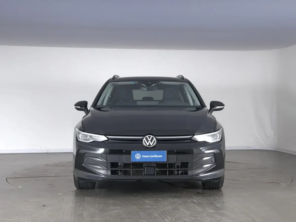 Usata VW Golf VIII Edition 116 CV (85 kW) 2024 Grenadill black metallizzato Station wagon