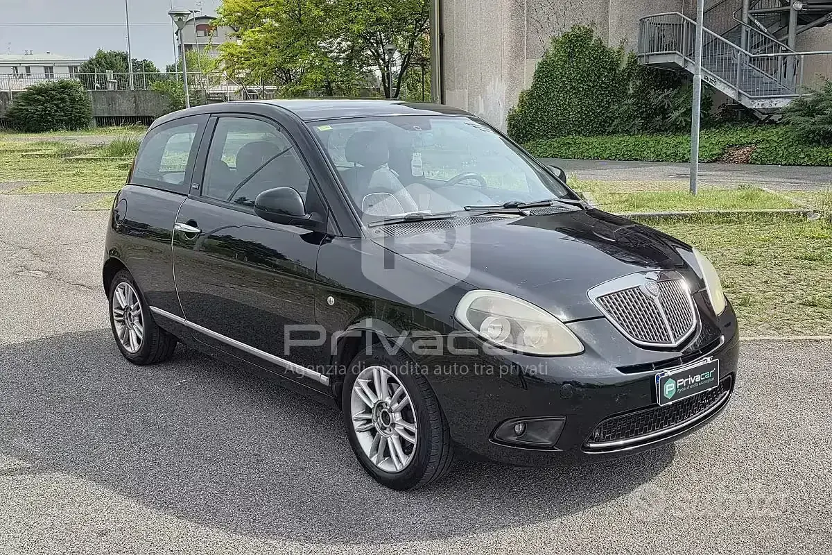 Gebraucht Lancia Ypsilon 77 PS (56 kW) 2012 Schwarz Kleinwagen