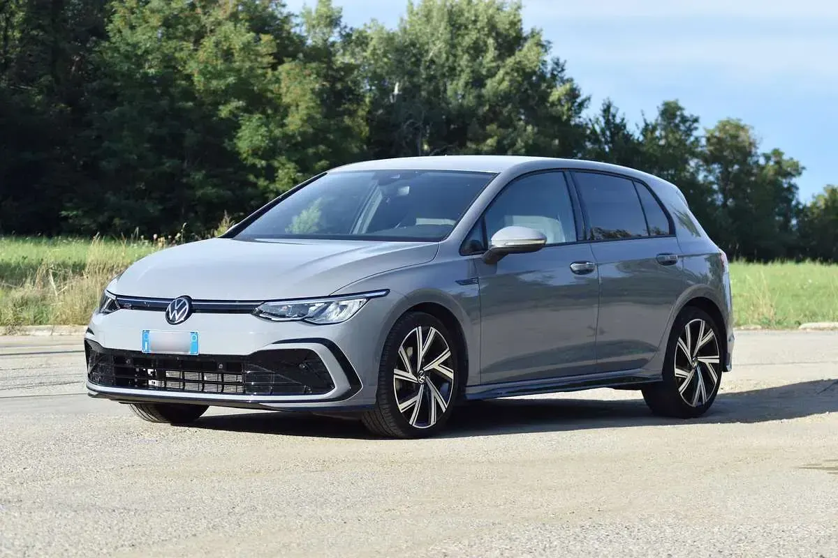 Usata VW Golf VIII R-line 131 CV (96 kW) 2022 Grigio Berlina