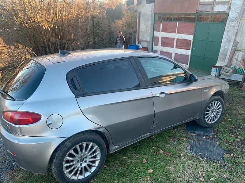 Grigio Usata 2006 Alfa Romeo 147 Due volumi | 1000 € (Super prezzo) - Immagine 1/4