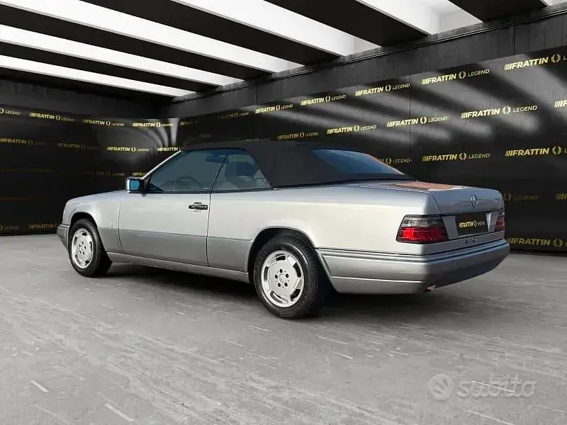 Usado Mercedes E200 136 CV (100 kW) 1995 Gris Descapotable