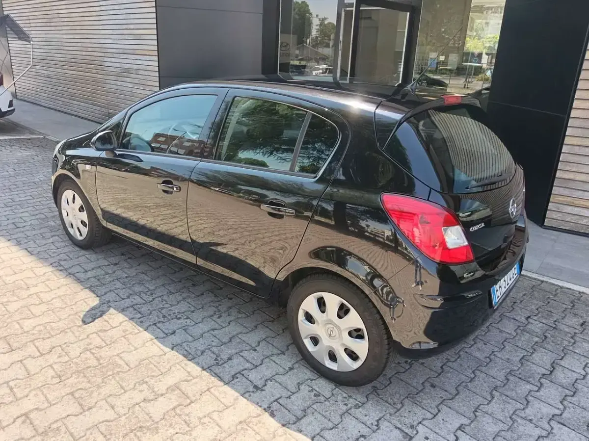 Usata Opel Corsa Edition 75 CV (55 kW) 2011 Nero Utilitaria