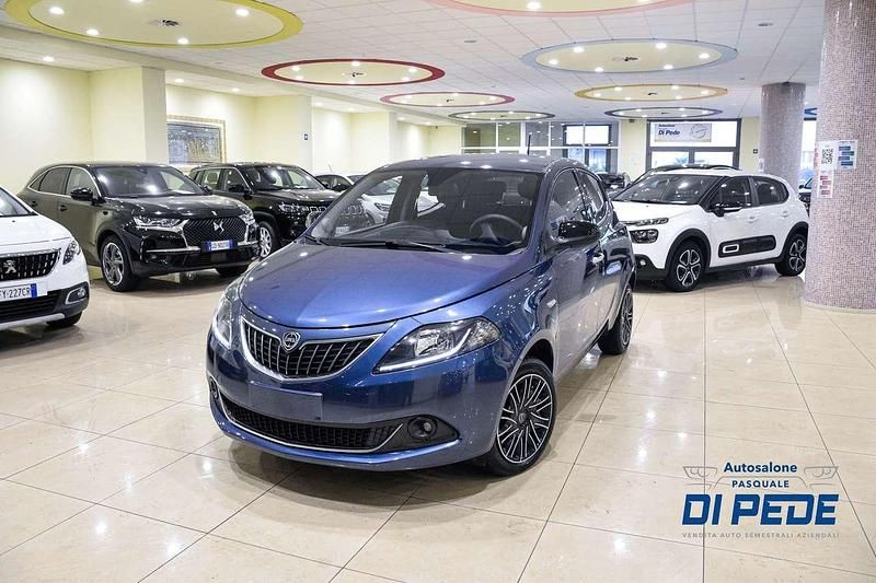 Usata Lancia Ypsilon Gold 69 CV (50 kW) 2022 Blu/azzurro Utilitaria