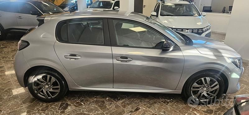 Usata Peugeot 208 Allure 101 CV (74 kW) 2023 Grigio Utilitaria