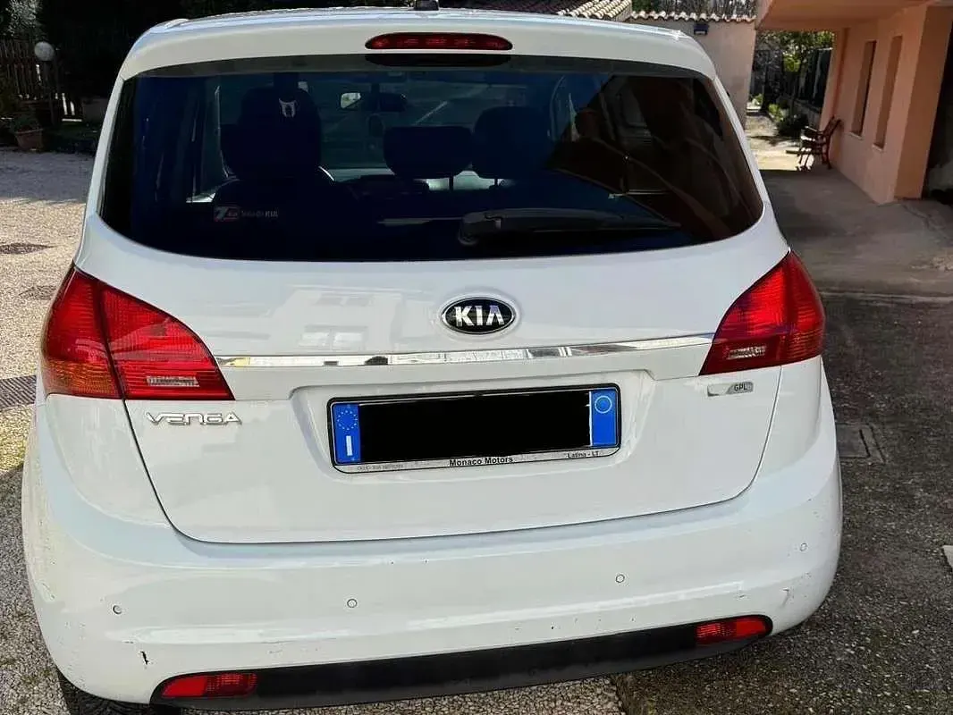 Usata Kia Venga Active 90 CV (66 kW) 2017 Bianco Utilitaria