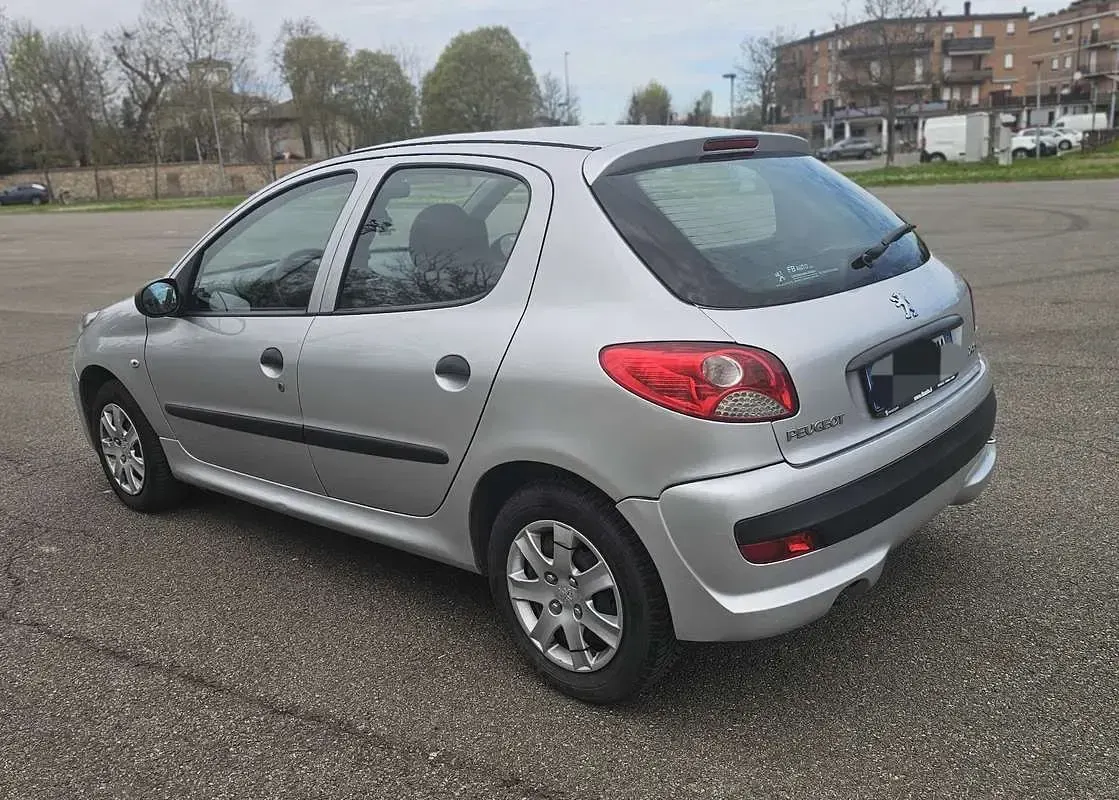 Usata Peugeot 206 60 CV (44 kW) 2011 Argento Berlina