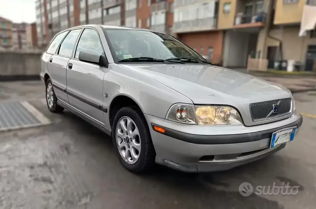 Usata Volvo V40 109 CV (80 kW) 2000 Grigio Station wagon