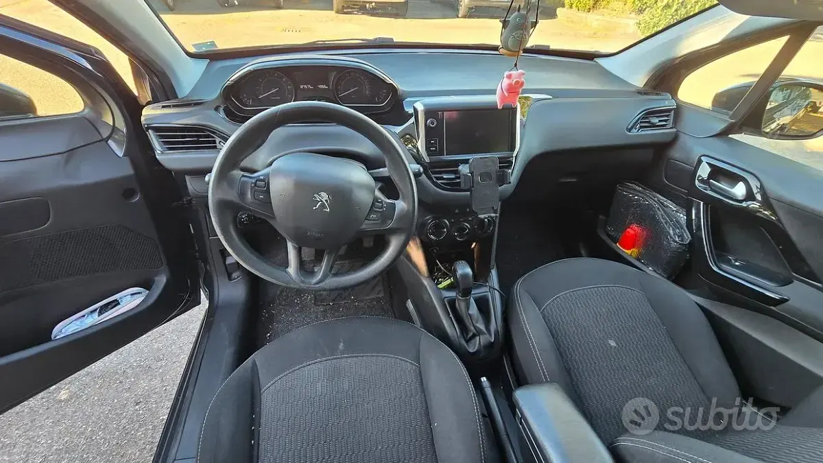 Usata Peugeot 208 68 CV (50 kW) 2018 Nero Utilitaria
