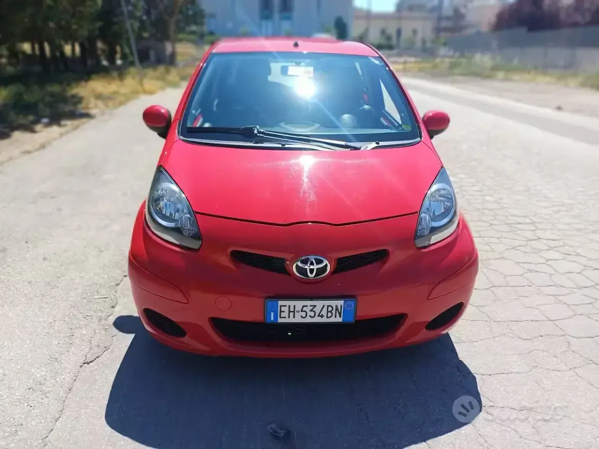 Usata Toyota Aygo Connect Style 68 CV (50 kW) 2011 Rosso Utilitaria