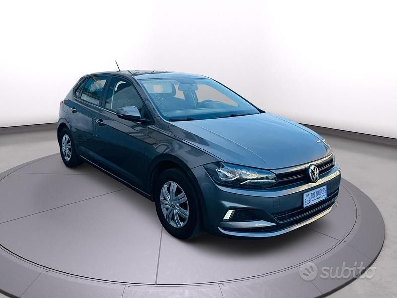Grigio Usata 2019 VW Polo Tre volumi | 7600 € (Buon prezzo) - Immagine 1/4