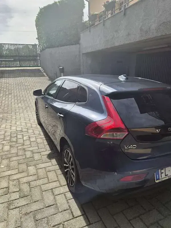 Usata Volvo V40 Momentum 120 CV (88 kW) 2017 Bluazzurro Berlina