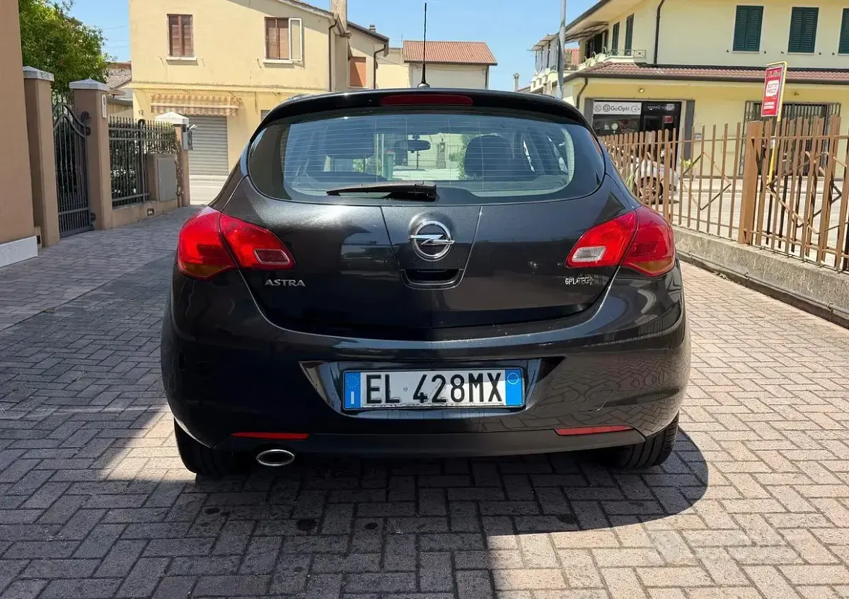 Usata Opel Astra 140 CV (102 kW) 2012 Nero Berlina